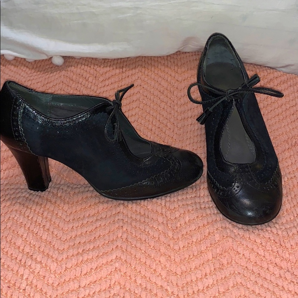 Tie-up black heel